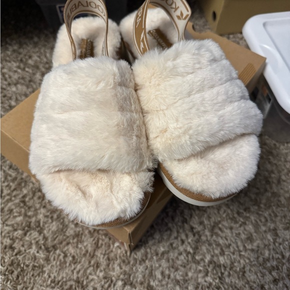 Koolaburra Women's Tan Fuzzy Slippers - Picture 7 of 7